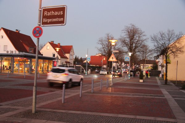 Für die Neugestaltung des Straßenbereichs vor dem Rathaus muss die Gemeinde einen neuen Förderantrag stellen. - © Cordula Gröne