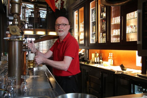 Danny Connolly, Betriebsleiter in Strates Brauhaus, hat von der Bar den Eingang im Blick. Besucher müssen hier eines der drei Gs (genesen, geimpft der getestet) vorweisen. - © Cordula Gröne