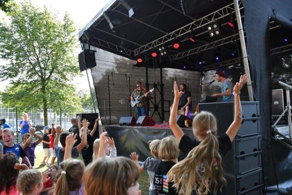 125 Jahre VfL Schlangen: Die Band "Krawallo" begeiste nicht nur die jungen Besucher. - © Nicole Wilm