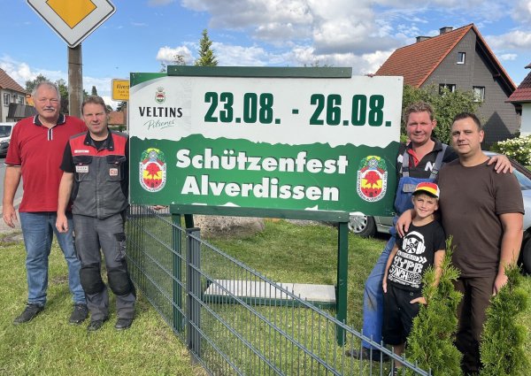 Vorsitzender Willi Düwel (von links), Major Stefan Grote, Fabian Rosenbrock und Sven Logermann (zweiter Vorsitzender, mit Sohn Julian) freuen sich auf das große Festwochenende. - © Schützenverein Alverdissen