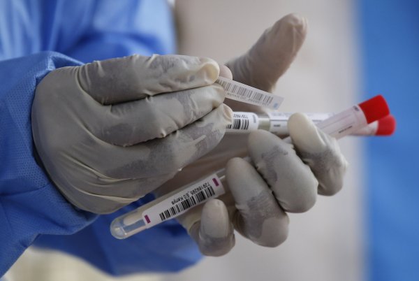 Die Zahl der Coronavirus-Tests in lippischen Pflegeeinrichtungen wird erhöht. - © Brian Inganga/AP/dpa