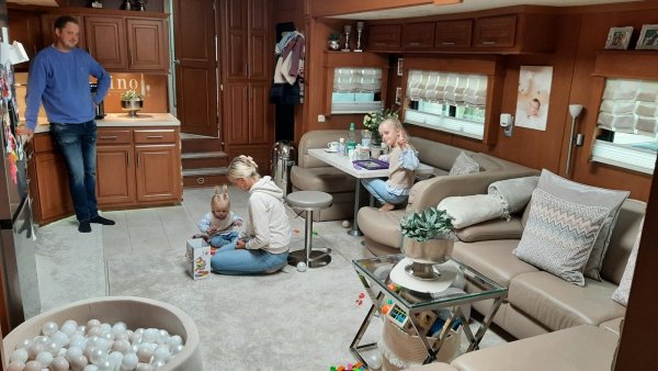 Küche, Essecke, Wohnzimmer-Coach, Spielzimmer mit Bällebad und Spielkiste. René, Kelly, Jessica und Summer fühlen sich in Warburg wohl. - © Dieter Scholz