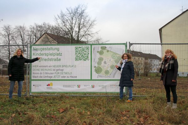 Auf dem Foto sehen Sie v.l.n.r.: Esther Rosenbrock (Familien.Info.Treff der Stadt Detmold), Inga Müller und Lea Wintjes (beide Team Umweltschutz und Freiraumplanung der Stadt Detmold) vor dem Grundstück, auf dem der künftige Spielplatz entstehen soll. - © Stadt Detmold
