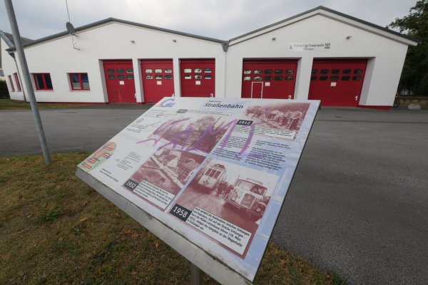 Das Feuerwehrgerätehaus in Schlangen muss modernisiert werden und braucht dafür voraussichtlich einen Anbau. Früher war es das Depot der Straßenbahn. - © Jost Wolf