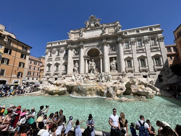 Bereits Mitte Juli stiegen die Temperaturen in Rom auf nahezu 40 Grad im Schatten. Kein Wunder, dass die Touristen hier die Nähe zum Trevi-Brunnen suchen, und das nicht nur für den obligatorischen Münzwurf über die Schulter. - © Till Brand
