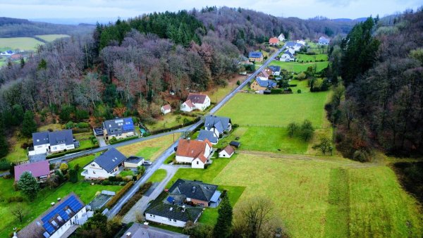 Zwischen den in einer Schneise des Teutoburger Waldes gelegenen Häusern am Wandweg sollen nach dem Willen des Bauamtes 15 Häuser entstehen. Viele Anwohner protestieren dagegen. - © Eike J. Horstmann