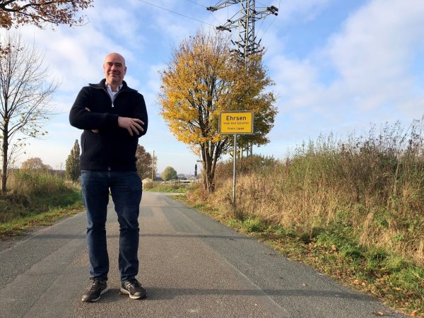Matthias Nacke steht am Ortseingangsschild von Ehrsen. Nur ein paar Meter weiter liegt sein Hof. Der Landwirt baut vor allem Weizen, Mais und Zucker an. - © Sven Kienscherf