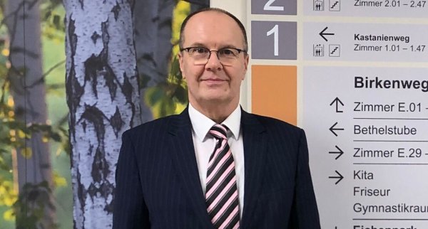 Geschäftsführer Joachim Knollmann möchte die Öffentlichkeit für den Fachkräftemangel in der Pflege sensibilisieren. - © Tanja Moysig