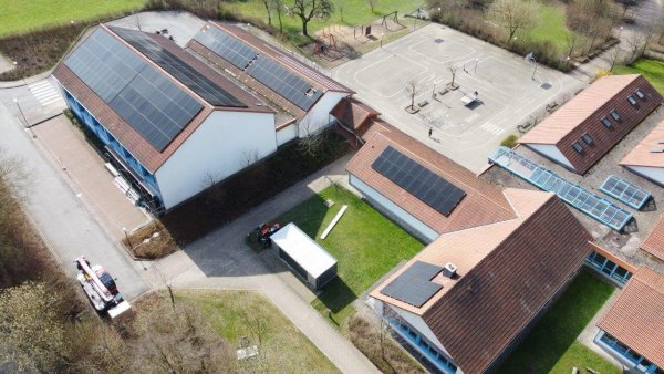 Auf dem Dach der Grundschule Rischenau ist eine Photovoltaikanlage installiert worden. - © Stadt Lügde