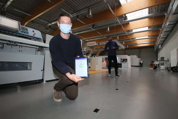 Andreas Schröder (links) und Alexander Kuhn und testen in der "Smart Factory" an der Technischen Hochschule die neue App, die automatisch Abstandswarnungen ausspucken soll. - © Jens Rademacher