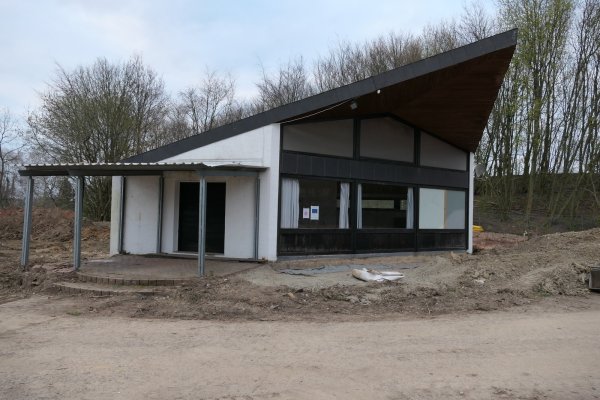 Das Tennishaus direkt neben dem Bösingfelder Freibad und der Außenbereich sollen künftig viele Freizeitmöglichkeiten bieten. - © TSV Bösingfeld