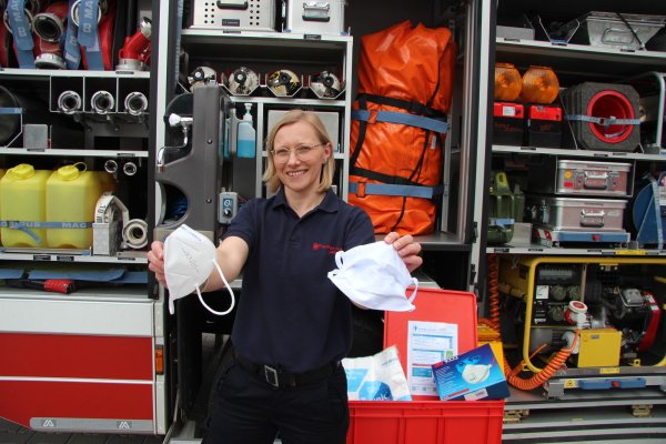 Marion Plöger ist eine der wenigen fest angestellten Kräfte bei der Freiwilligen Feuerwehr Lemgo. Masken sind mittlerweile ein Muss für die Kräfte, in den Einsatzfahrzeugen gibt es Wasser- und Desinfektionsspender und einen Vorrat an Schutzkleidung. - © Katrin Kantelberg