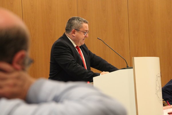 Landrat Dr. Axel Lehmann nimmt im Kreistag als Aufsichtsratsvorsitzender des Klinikum Lippes Stellung zur Resolution vier nordlippischer Bürgermeister. - © Janet König