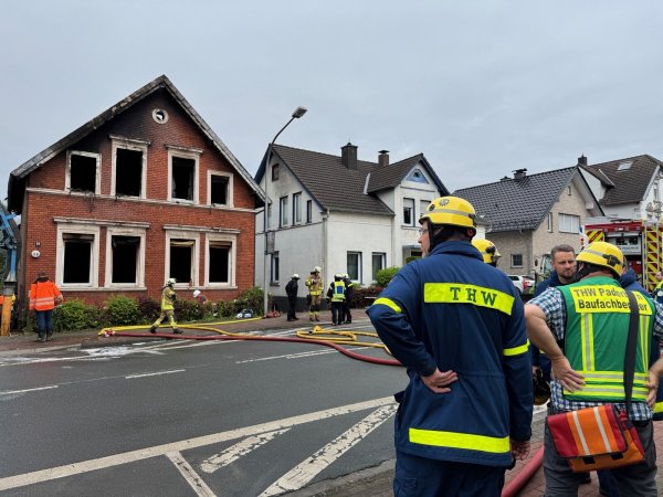 Das Wohnhaus an der Lemgoer Straße ist bei einem Feuer zerstört worden. Wegen der engen Bebauung ist es für die Feuerwehr schwer, an Glutnester heranzukommen. Das THW ist deshalb ebenfalls vor Ort. - © Astrid Sewing