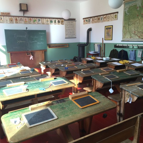 Früher musste jeder Schüler unbedingt eine Schiefertafel haben. Heute sind oft teure iPads nötig, um in der Schule mitarbeiten zu können. Die Sekundarschule wollte Leih-Tablets auch ohne Antrag herausgeben. Die Poltik stimmte dagegen. - © Symbolbild: pixabay/Nuffer
