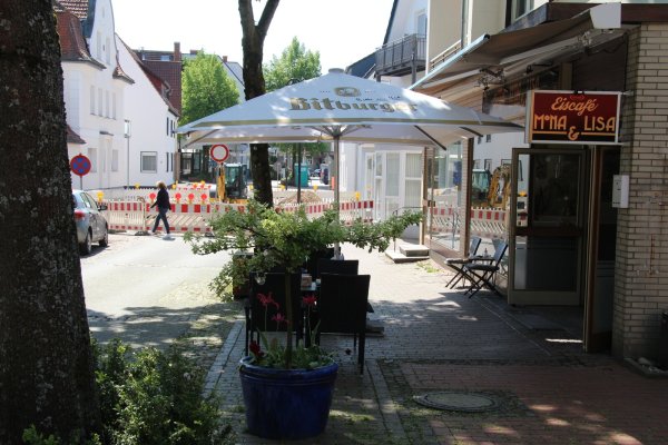 Wegen eines Brückenneubaus ist die Krumme Straße in Bad Meinberg derzeit unterbrochen. Wenn die Arbeiten richtig losgehen, kommen selbst Fußgänger nicht mehr durch. Das Eiscafé Mona & Lisa wird dann deutlich weniger Kunden haben. - © Dieter Asbrock