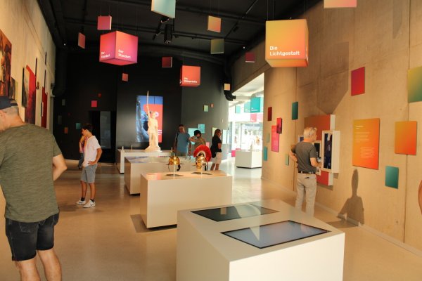 Die neue Erlebniswelt namens Hermanneum hat bereits einige Besucherinnen und Besucher angelockt. - © Chiara Wibbeke
