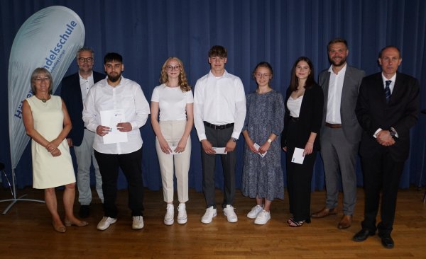 Schülerinnen und Schüler mit einer Eins vor dem Komma wurden ausgezeichnet: Susanne Tietje-Groß (Schulleiterin), Heiko Jucks (stellv. Schulleiter), Younes Haddad (1,8), Marie Tünker (1,8), Connor Unselm (1,7), Leonie Podsigun (1,8), Lana Schrenke (1,6), Marcel Mrotzek (Bildungsgangleiter Höher Handelsschule), Michael Lohre (Oberstufenkoordinator Höhere Handelsschule, von links nach rechts). - © Hanse Berufskolleg