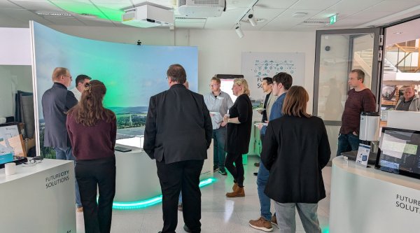 Wissenstransfer Interaktiv: An einem 3-D-Modell der Mittelstadt Lemgo werden mittels Projektionen unterschiedliche "Smart-City"-Anwendungsfälle demonstriert. - © Fraunhofer IOSB-INA