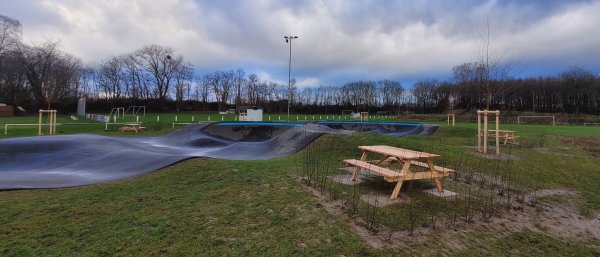 Bänke, Bäume und Hecken werden den Pumptrack in der kommenden Saison attraktiver machen. - © Katrin Kantelberg