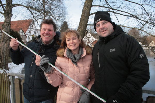 Im Frühjahr 2018 war noch alles in Ordnung: der neue Vorstand des Bürger- und Verkehrsvereins Alverdissen bei Amtsantritt am Alverdisser Torteich (von links) Klaus Düwel (stellvertretender Vorsitzender), Natalie Sundermann (Schriftführerin) und Jens Baumann (Vorsitzender). Nun treten alle Vorstandsmitglieder zurück. - © Sylvia Frevert