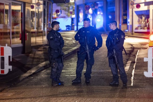 Symbolbild: Polizisten sichern die Solinger Innenstadt nach dem Anschlag Ende August. Ein Islamist tötete und verletzte mehrere Personen. Ein Jugendlicher aus Wuppertal steht nun im Fokus, weil er ebenfalls einen Anschlag geplant haben soll. - © Thomas Banneyer