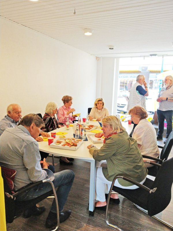 Martina Hannen (in grün) im Gespräch mit Bürgerinnen und Bürgern. - © FDP Lage