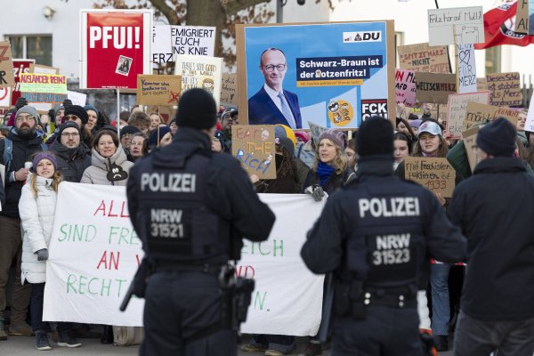 In mehreren Städten gibt es in diesen Tagen Demos gegen Rechtsextremismus, aber auch gegen die aktuelle Politik der CDU unter Parteichef Merz. - © imago/Sven Simon