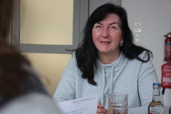 Stephanie Jortzik war nahezu taub, sagt sie. Mit dem Cochlea-Implantat hat die 55-Jährige ihr Gehör und ihre Lebensfreude wiedergefunden. Jetzt will Jortzik anderen Betroffenen helfen. - © Janet König