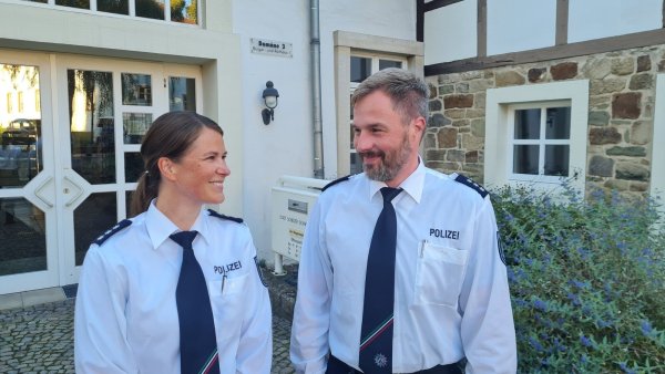 Die neue Bezirksdienstbeamtin Isabell von der Heide hat ihren Dienst zu Beginn dieses Monats im Bereich Schieder-Schwalenberg gewechselt und sich gemeinsam mit ihrem Vorgänger Marcel Schenk im Sozialausschuss vorgestellt - © Marianne Schwarzer