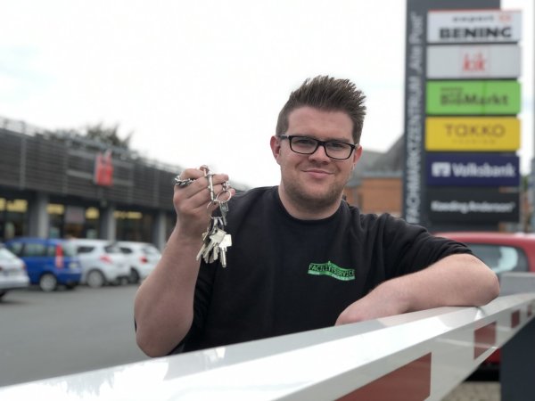 Pascal Burgschweiger hält die Schlüssel zur Schranke am Fachmarktzentrum in der Hand. Die Sperre öffnet sich künftig nachts nicht mehr automatisch. - © Till Brand