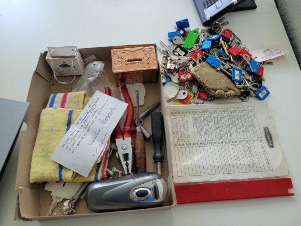 Das Werkzeug ist einfach zuzuordnen, aber die diversen Schlüssel, die im Haus des Gastes gefunden wurden, nicht. - © Astrid Sewing