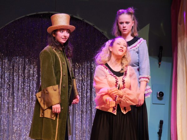 "Stolz und Vorurteil (*oder so)" überzeugt als moderne Adaption mit viel Gesang. Mit Stella Hanheide als Charles Bingley, Alexandra Riemann als Lydia Bennet und Katharina Otte als Jane Bennet (von links). - © Thomas Krügler