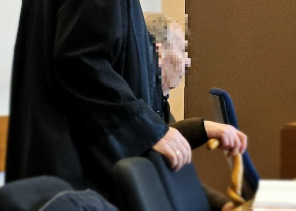 Der 85-jährige Angeklagte aus Detmold nimmt an der Seite seines Verteidigers Andreas Scharmer Platz. - © Janet König