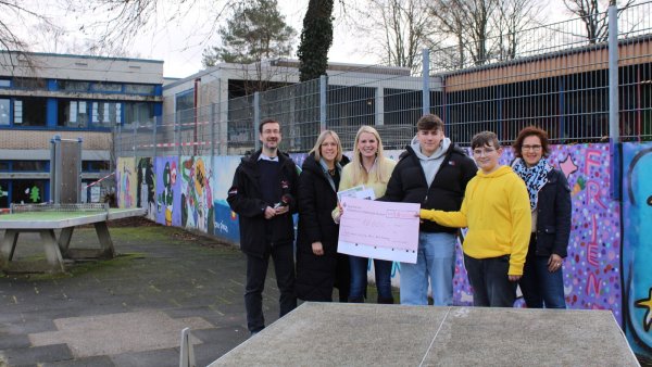 Große Freude in der Sekundarschule: Lars Niermann (von links), Judith Brentrup (beide von Radio Lippe), Ronja Schlingheider (Lehrerin), Lenny Lange (Schülersprecher aus der Klasse zehn), Felix-Andre Richter (Klassensprecher aus der Klasse fünf) und Ruth Symann (Schulleiterin) bei der Spendenübergabe. - © Chiara Wibbeke