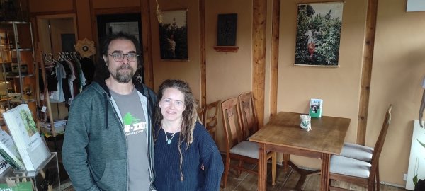 Stefan Nölker-Wunderwald und Bianca Wunderwald stecken in den letzten Vorbereitungen für den Café-Betrieb in der Steinheimer Hanfzeit. - © Svenja Ludwig