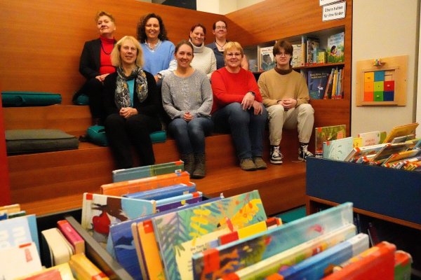 Das Team der Stadtbibliothek: (vordere Reihe, von links) Bibliotheksleiterin Manuela Kohl, Jennifer Dirks, Britta Grabbe, Simon Schultz sowie (hintere Reihe, von links) Frieda Teichrieb, Ida Böddeker, Katja Blume und Carina Deiß. - © Stadt Detmold