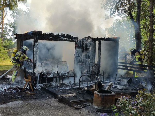 Eine Gartenhütte brennt in Pottenhausen. - © Feuerwehr Lage