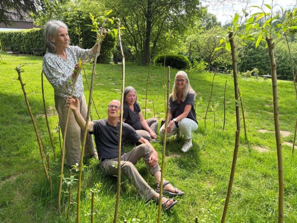 Neue Attraktionen im Freien stellen die Naturfreunde in Veldrom am 26. Mai vor: Meike Strathoff (von links), Jörn Strathoff, Sabine Müller und Stephanie Flüter in einem der neu angepflanzten Weidentipis - © Naturfreunde Detmold
