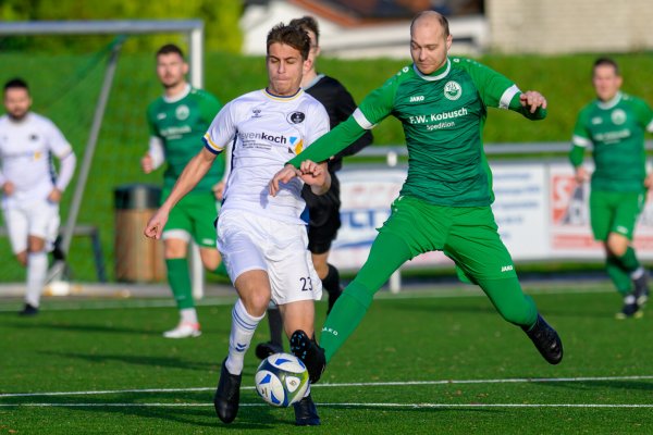 In dieser Szene kämpft Dennis Kran (grün) vom TuS Kachtenhausen mit seinem Kontrahenten Rafet Özdemir vom TSV Horn um den Ball. - © EGON PENNER