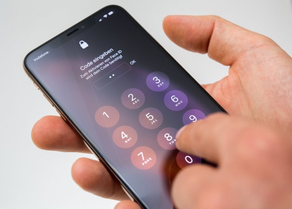 Bevor Smartphones verkauft oder recycelt werden, sollten alle persönlichen Dateien sicher gelöscht werden. - © dpa
