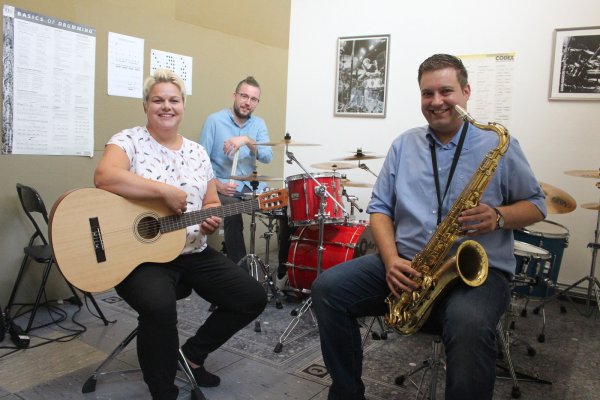 Kassierer Marco Bossemeier (rechts) und der musikalische Leiter Nils Schmidtpeter freuen sich, dass Anke Siefert den Vorsitz des Trägervereins der Musikschule der Großgemeinde Lügde übernommen hat. - © Michaela Weiße