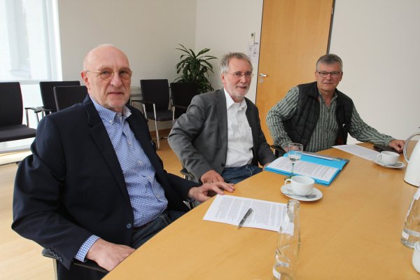 Professor Dr. Rolf-Dieter Weege (von links), Udo Zippel und Professor Dr. Hans-Jürgen Danneel sind die Initiatoren des Bürgerbegehrens zum Medizinischen Versorgungszentrum in Trägerschaft der Gemeinde. Über die Zulässigkeit soll der Gemeinderat am Dienstag, 14. Mai, entscheiden. - © Jens Rademacher