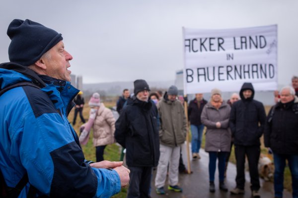 Auf Einladung von Hubert Weismantel (vorne) haben verschiedene zivilgesellschaftliche Akteure am Montag an der Bebauungsfläche des geplanten Amazon-Logistikzentrums ihre Bedenken hinsichtlich des Vorhabens geäußert. - © Raphael Bartling