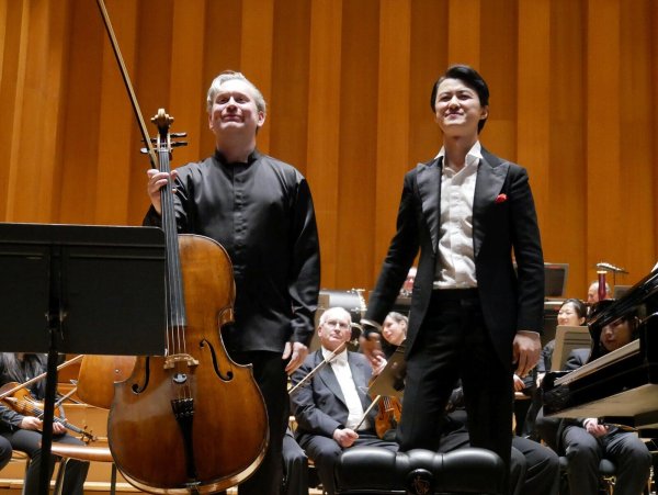 Dirigent kann auch Cello. Jonathan Bloxham am Cello harmoniert mit Pianist Haiou Zhang (rechts) im Duett als überraschende Zugabe. - © Thomas Krügler