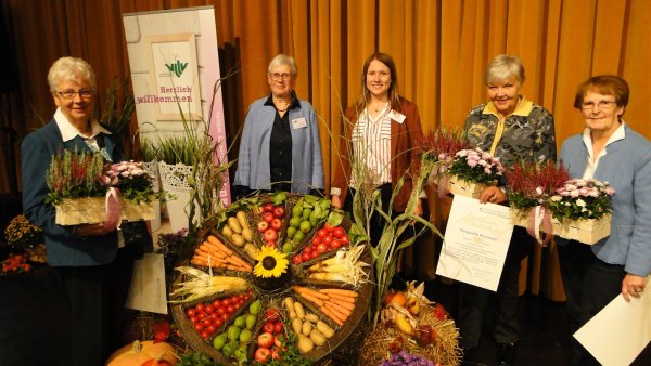 Ehrung von drei Landfrauen mit dem „Goldenen Meisterbrief" vor dem Hintergrund der schmucken Erntedank-Ausschmückung. Von links: Hannelore Klatt, Ilse Petig, Lisa Warder-Lepper, Margarete Klusmann und Brunhild Pielemeier. - © Hajo Gärtner