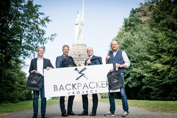 Haben den Rucksack für die Digitaisierung geschnürt: Markus Rempe (zweiter von links) und Achim Gerling (rechts) von Lippe Bildung mit Thomas Rudolph (links), dessen Firma DeTec von dem Projekt profitieren will. Auch Martin Raithel von IHK unterstützt das Projekt.  - © Carsten Kiessler