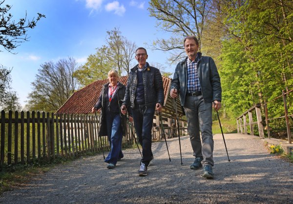 Die Museumsfreunde freuen sich auf den 10. „MuseumsWalk": (von links) Friederike Nolting-Zimmermann, Günter Vogt und Museumsleiter Prof. Dr. Jan Carstensen. - © Vera Gerstendorf-Welle