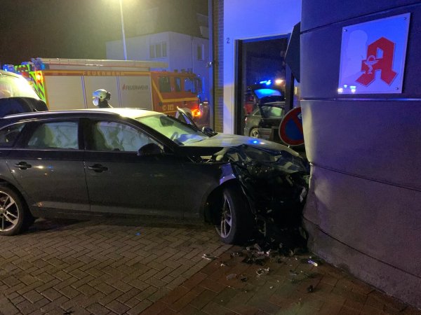 Der Audi wird durch den nächtlichen Aufprall schwer beschädigt. Aber auch die Wand der Apotheke wird deformiert. - © Feuerwehr Bad Salzuflen
