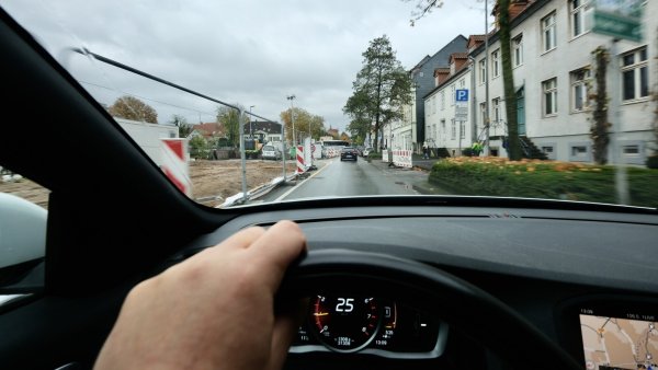 Passage durch das Nadelöhr am Hornschen Tor: Die vorübergehende Einbahnstraßenregelung und ihre Auswirkung auf den restlichen Verkehr gibt einen kleinen Eindruck davon, wie es laufen könnte, wenn eine Einbahnregelung auf dem gesamten Innenstadtring gelten würde. - © Sven Koch